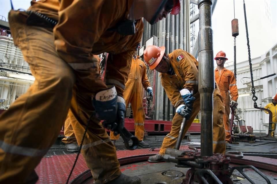 En los primeros cuatro meses del año, la producción petrolera observada fue de un millón 738 mil barriles diarios, 6.4 por ciento menor que la estimada por Hacienda.