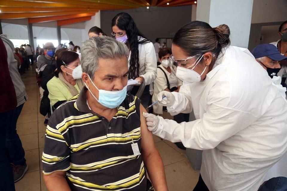 Adultos mayores hicieron filas kilomtricas en Guadalajara y algunos no alcanzaron la dosis.