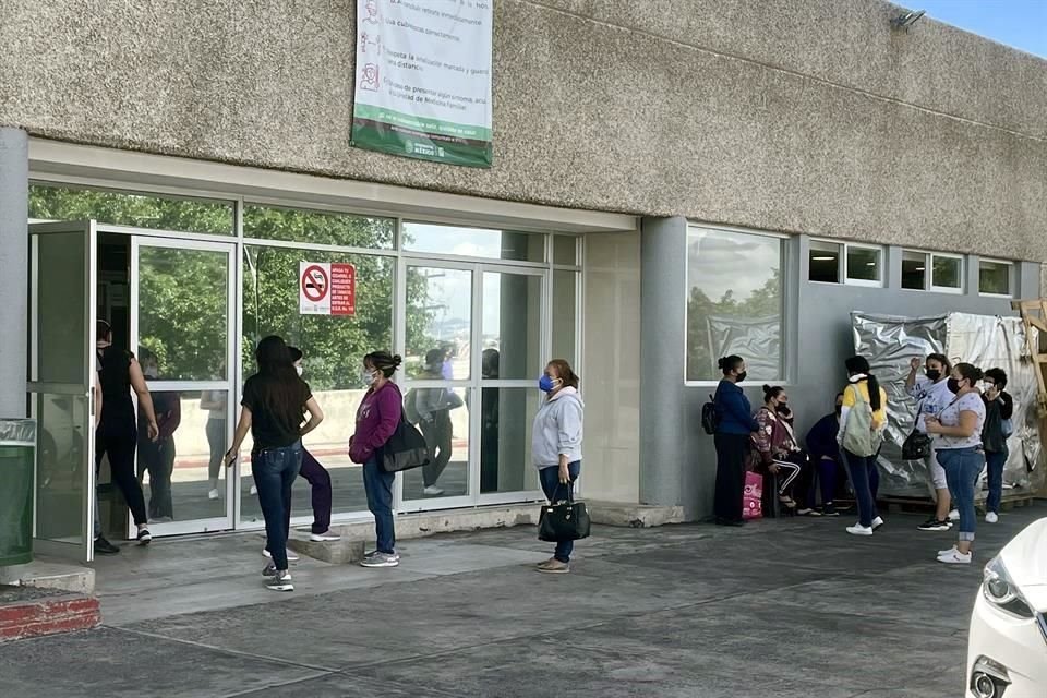 Familiares esperan afuera de varias clínicas por noticias de sus familiares.