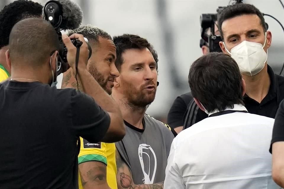 Scaloni, Neymar y Messi intentaron que el duelo entre Brasil y Argentina se disputara.