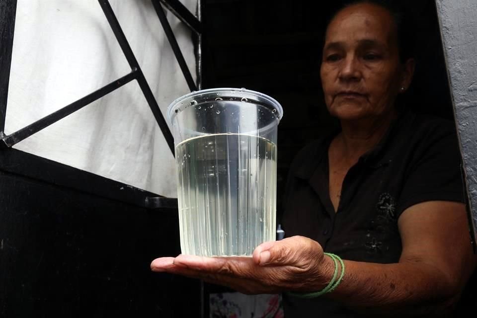 Vecinos de varias colonias de la ZMG han presentado quejas por la calidad de agua que está llegando a sus hogares.