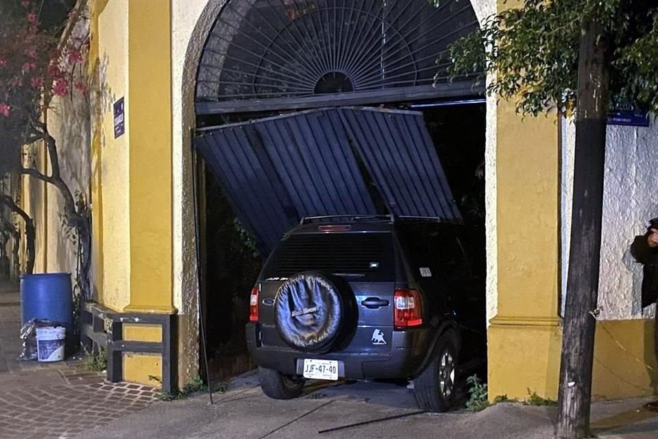Un joven de 19 años de edad chocó con su camioneta contra el portón de una vivienda en el Centro de Tlaquepaque, que de acuerdo con fuentes policiales, pertenece al Cardenal Juan Sandoval Íñiguez.
