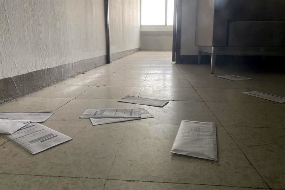 El 8 de septiembre MURAL Encontró una oficina abandonada en el edificio Argentina, donde debía estar la empresa Código A, con sobres en el suelo y testimonios de que tenían 2 años abandonadas.