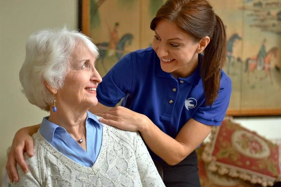 Contar con un cuidador profesional permite que el adulto mayor disfrute la vejez en la comodidad de su hogar.