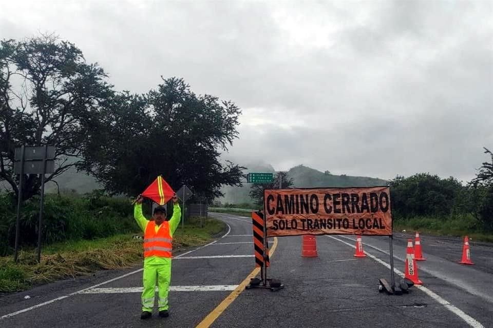 La carretera libre Guadalajara-Colima fue cerrada a la altura de Tuxpan a causa de un deslave.