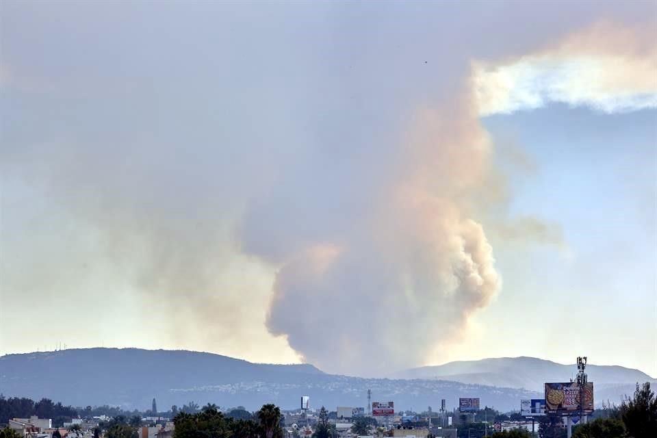 Así se ve en la Colonia La Calma la columna de humo proveniente del incendio en La Primavera.