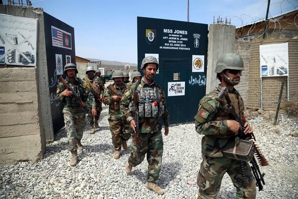 Soldados afganos aseguran una base militar que era usada por trabas estadounidenses, en el distrito de Haska Meyna de la Provincia de Nangarhar, Afganistán.