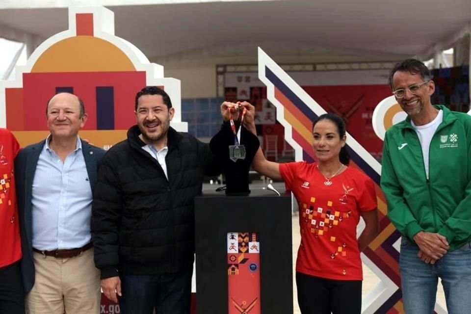 Javier Hidalgo, titular del Indeporte de la CDMX, Martí Batres, Secretario de Gobierno de la Ciudad y Úrsula Sánchez, seleccionada olímpica en Tokio 2020, presentaron la presea para el Maratón.