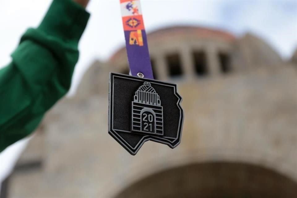 Así será la medalla que recibirán los participantes en el Maratón de la CDMX.