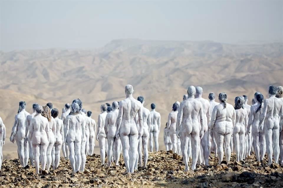 Cientos de personas desnudas y pintadas de blanco caminaron cerca del Mar Muerto, en el último proyecto de  Spencer Tunick.