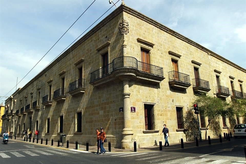 Enrique Alfaro cedió la posesión del edificio sede del Congreso de Jalisco a los diputados.