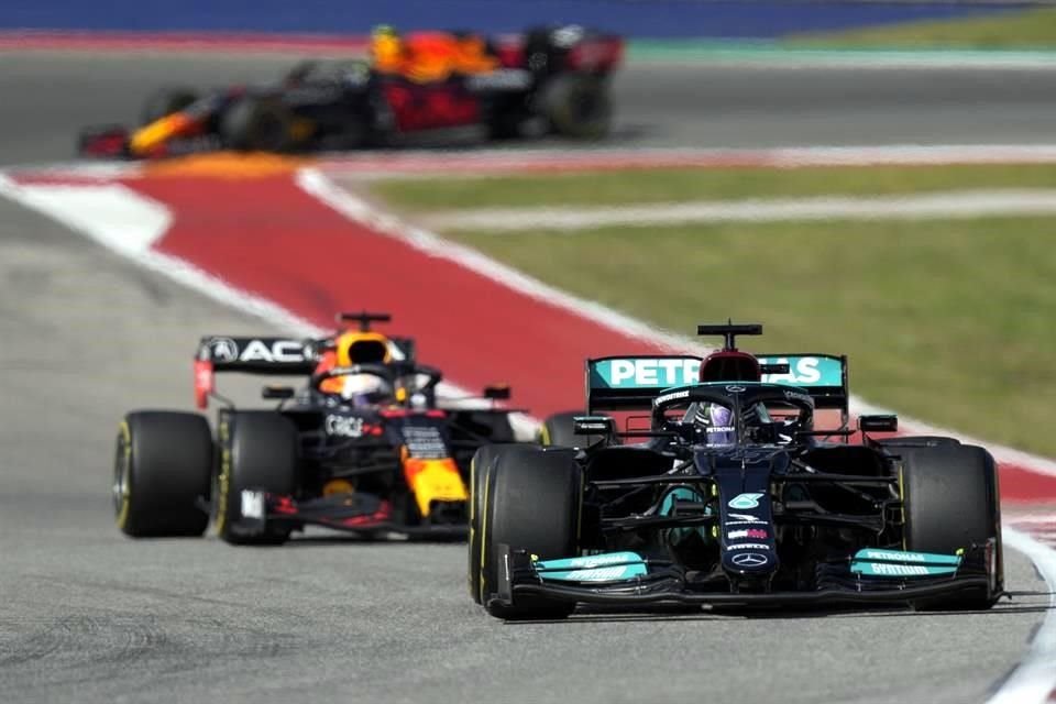 Desde el inicio de la carrera Lewis Hamilton tomó la cima por delante de los dos Red Bull.