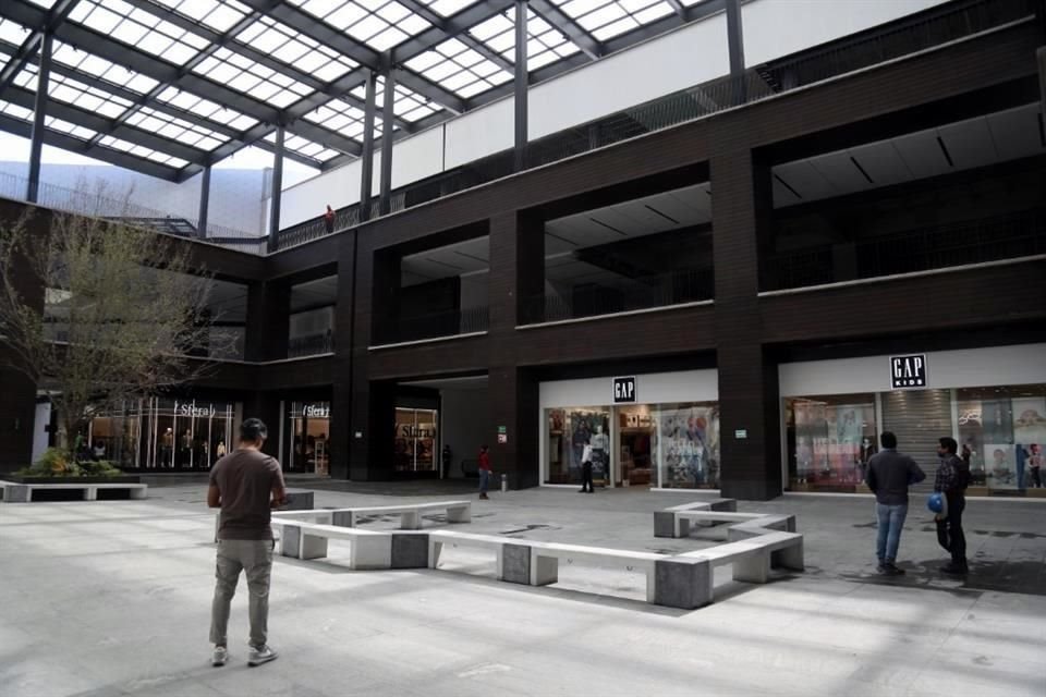 El nuevo centro comercial La Perla abrió oficialmente con cuatro tiendas, pero en los próximos meses se espera la apertura del resto.