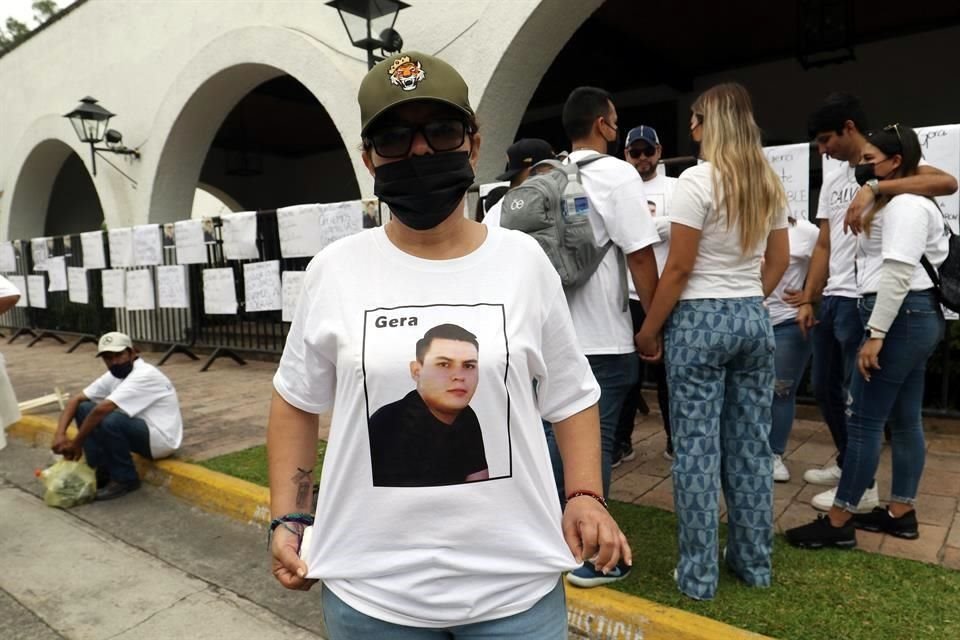 Ciudadanos marcharon a Casa Jalisco para exigir justicia por Luis Gerardo Castañeda Castellón; piden localizar al causante del fatal choque.