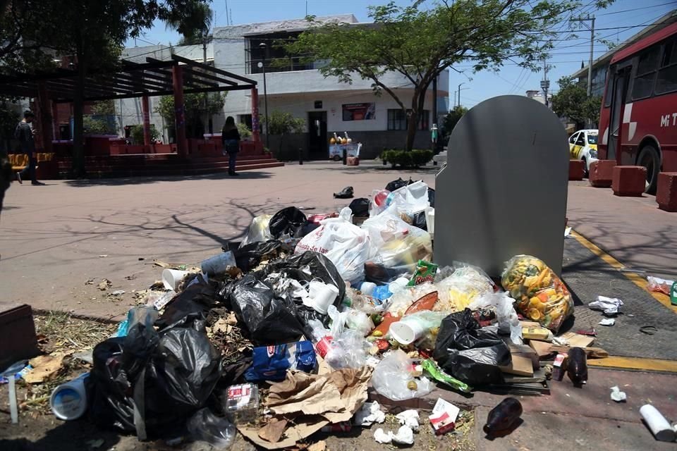 Ciudadanos usan las plataformas como un depósito de basura y no como un centro de separación de residuos.