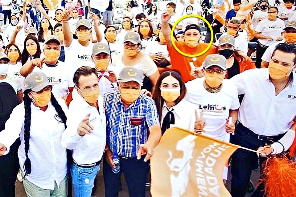El diputado Javier Romo (círculo) publicó el 11 de abril, día laborable, que acompañó al aspirante por Guadalajara, Pablo Lemus.