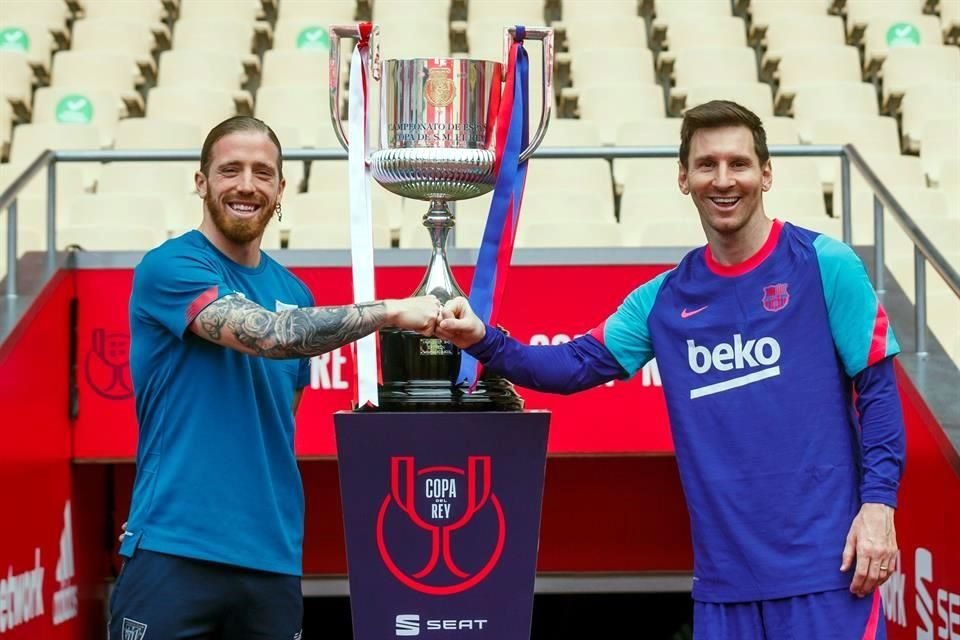 Los capitanes Iker Muniain y Lionel Messi chocan puños previo al duelo.