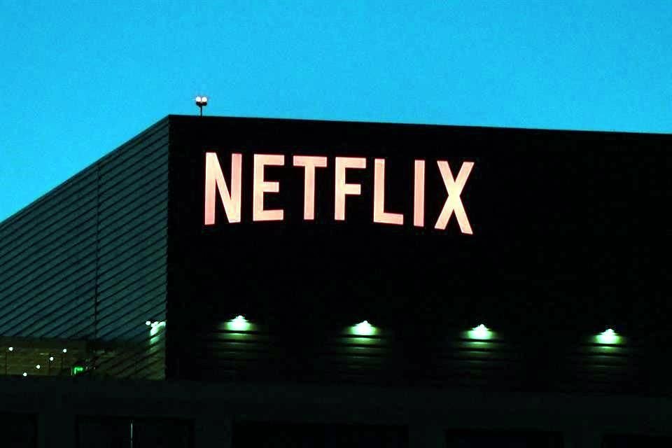 En su último reporte financiero, Netflix informó su primera caída de suscriptores en una década y dijo que espera que la tendencia continúe, lo que le ha obligado a recortar costos y gastos.