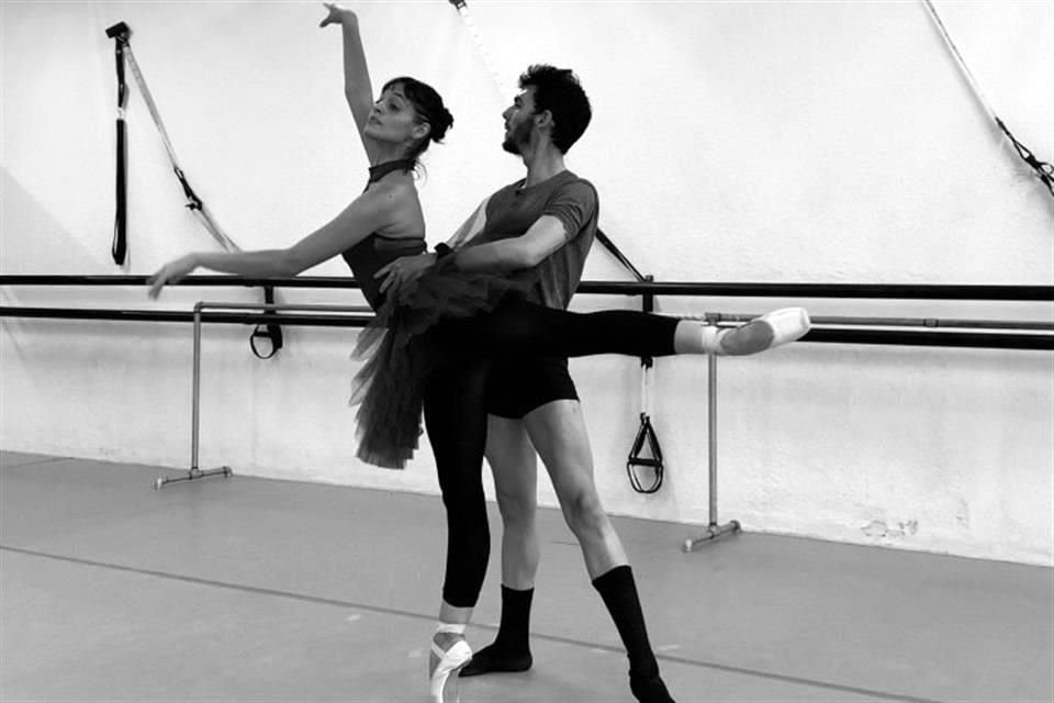 Sarah de Miranda Pérez y Raul Calzadilla Provenza, artistas invitados que interpretan el pas de deux de 'El Hada de Azúcar', en el Cascanueces del Ballet Metropolitano.