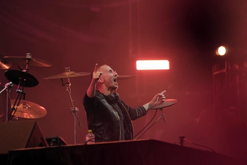 El dúo sueco Galantis ofreció su set list acompañado de efectos del show de luces.