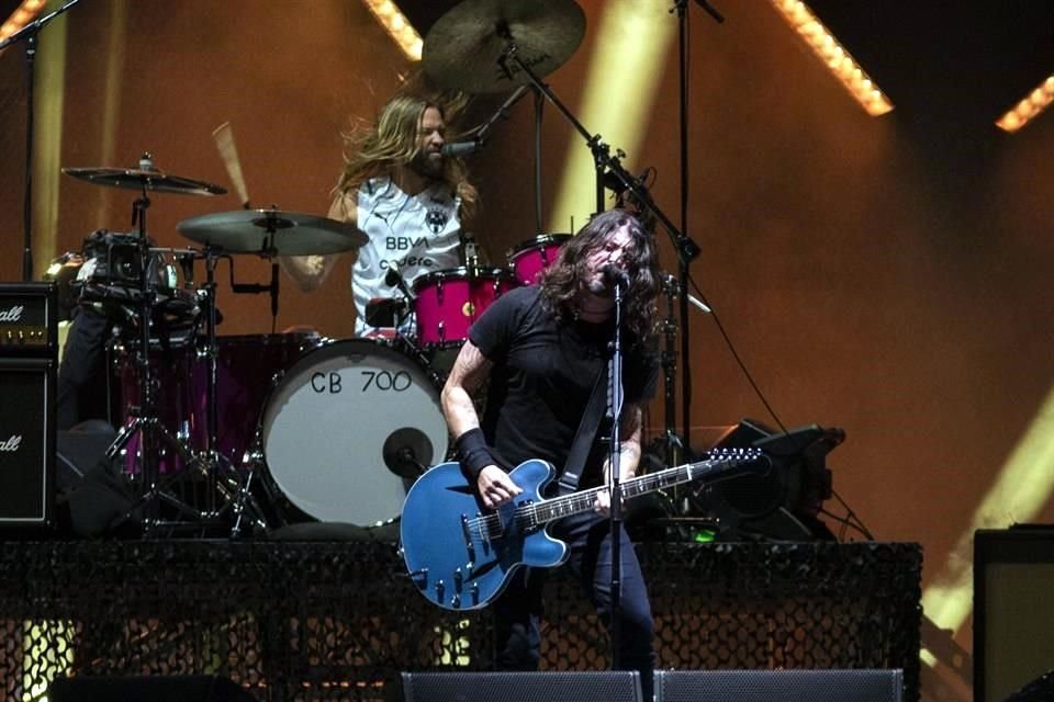 Taylor Hawkins, baterista de Foo Fighters, se presentó con una playera de Rayados.