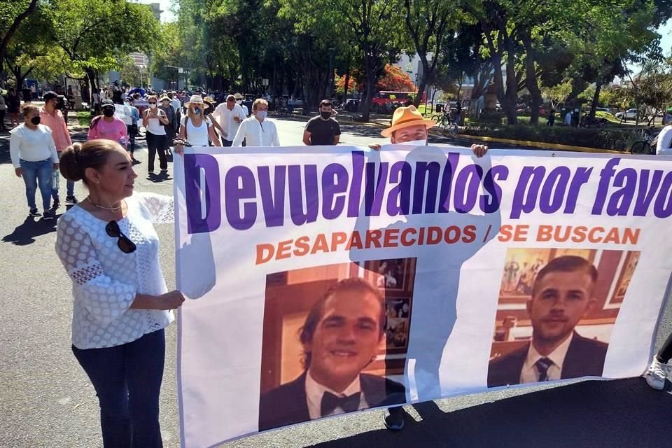 Familiares y amigos de Santiago y Arturo Aguilera Montiel, marchan a Casa Jalisco para pedir ayuda al Gobernador en su localización.