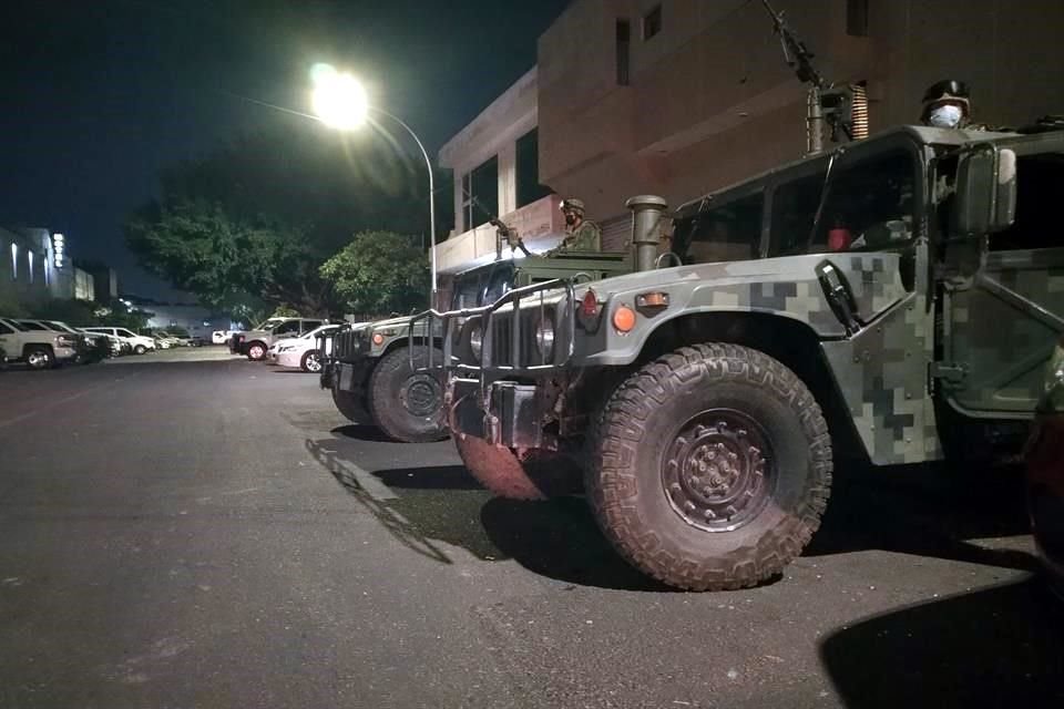 Las unidades de la  autoridad federal llegaron ayer a la FGR Jalisco.