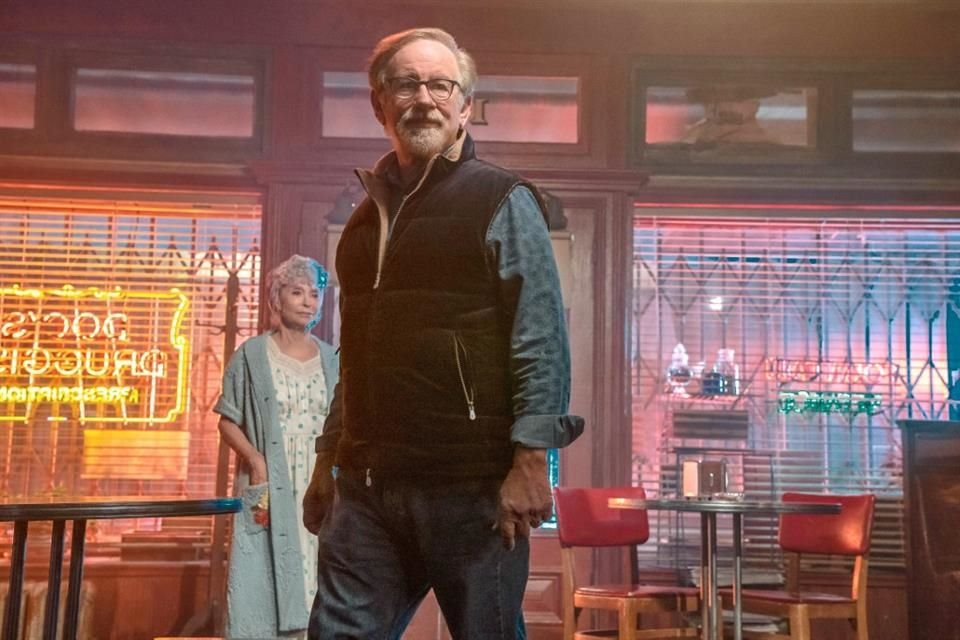 Steven Spielberg desea que 'Amor sin Barreras' ayude a la gente a reflexionar sobre la importancia de abrazar la multiculturalidad.