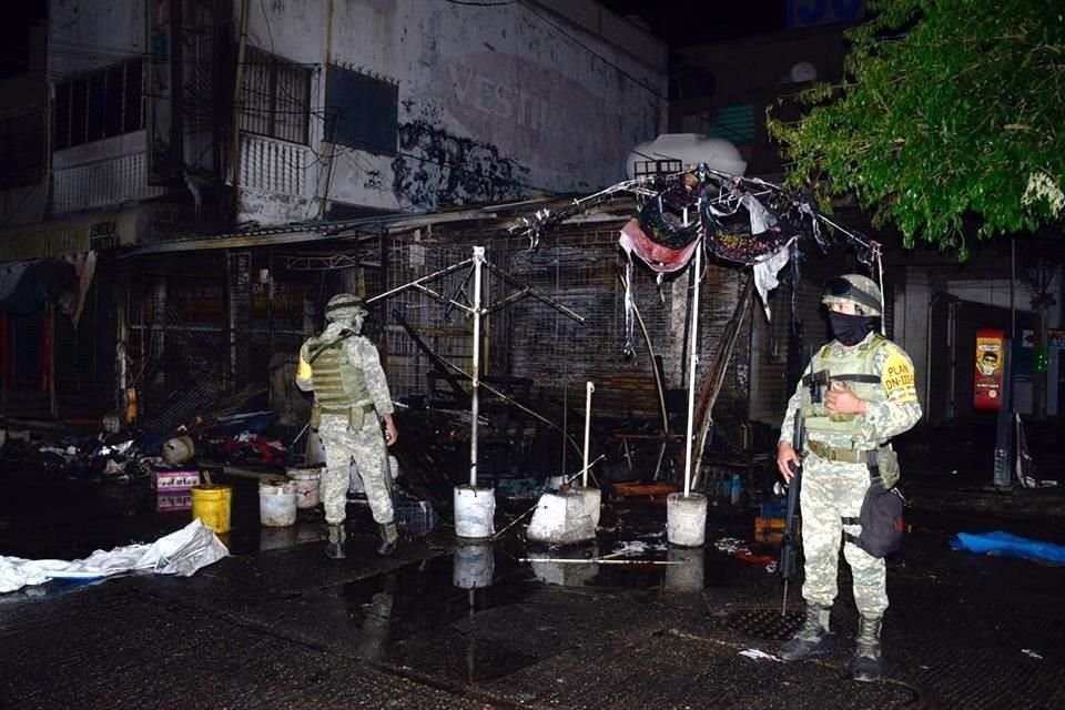Hombres armados incendiaron locales de mercados en distintos puntos de Acapulco, entre ellos la central de abasto del centro de esta ciudad.
