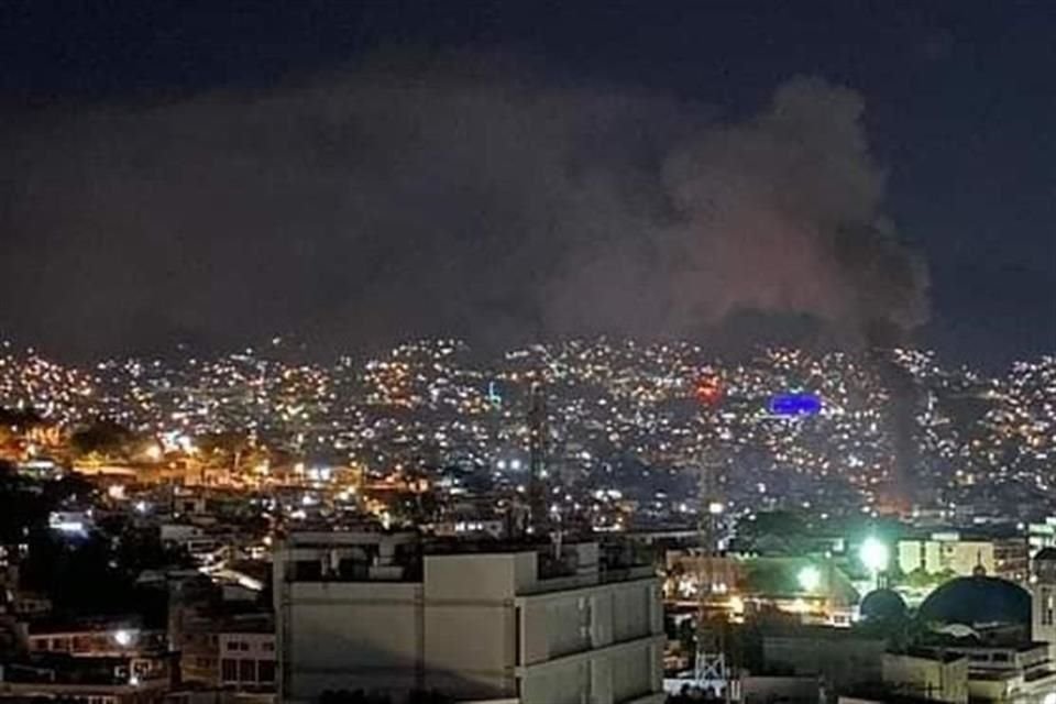 Según reportes, a la una de la madrugada, un grupo de individuos ingresó a la central de abasto del centro de Acapulco, roció gasolina a locales donde se vende pescado, frutas y ropa, y los quemó.