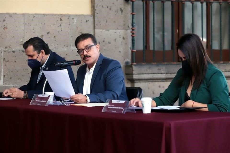 Un presunto pago a sobreprecio por el arrendamiento de 290 patrullas señalaron regidores de Morena en Guadalajara en rueda de prensa.