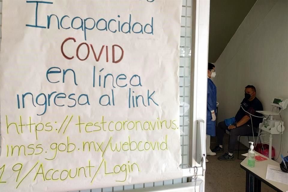 Afuera de clínicas del IMSS hay letreros para orientar sobre cómo tramitar incapacidad por Covid.