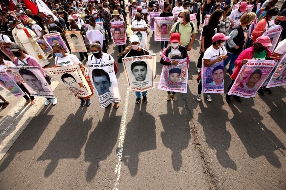 Un juez libró 83 órdenes de aprehensión por el caso Ayotzinapa, entre ellas 20 contra mandos militares y personal de tropa, informó la FGR.