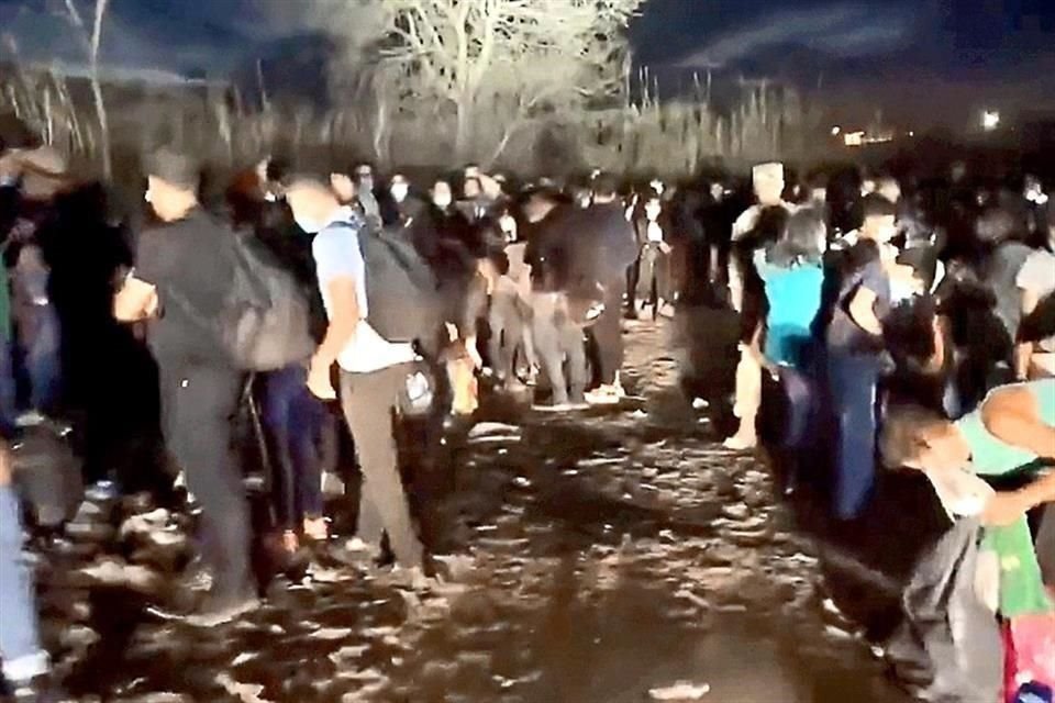 Oleada. Más de 400 migrantes, la mayoría venezolanos, se entregaron a autoridades en Eagle Pass, Texas, tras cruzar el jueves, por territorio mexicano, el Río Bravo.
