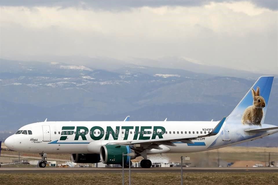 Frontier compró a Spirit Airlines en un acuerdo de efectivo y acciones de 2.9 mil millones de dólares.