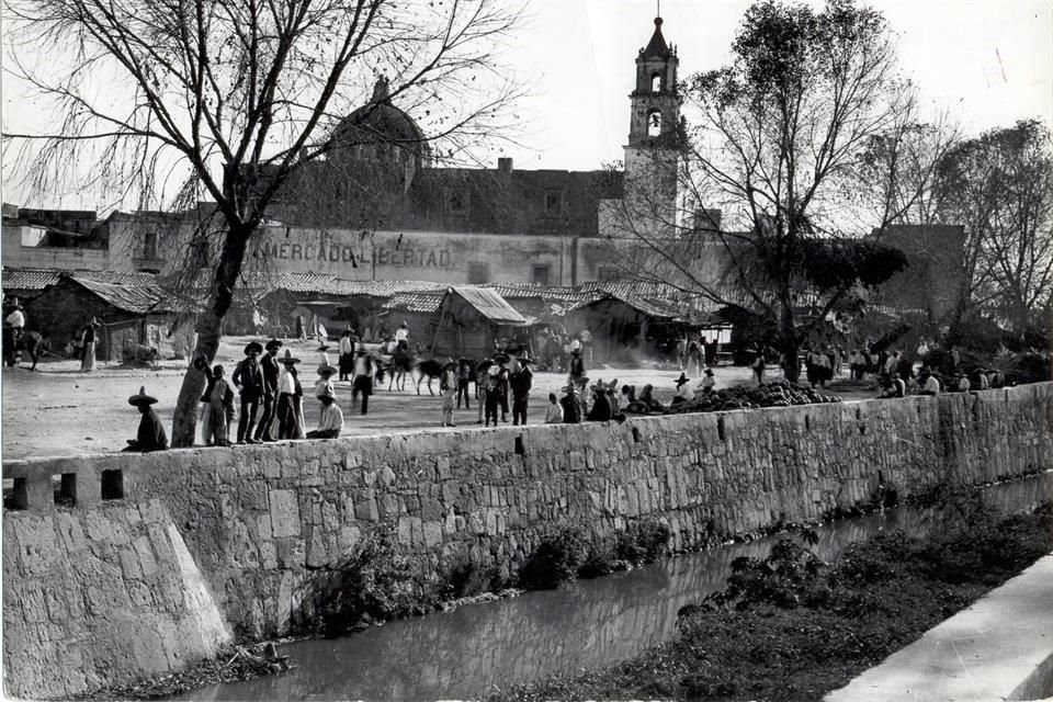 Así lucía el Río San Juan de Dios y el antiguo Mercado, diseñado por el arquitecto Pedro Castellanos.