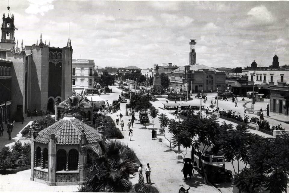 Vista de la Calzada Porfirio Díaz, a inicios del siglo 20, en la ahora conocida como Calzada Independencia.