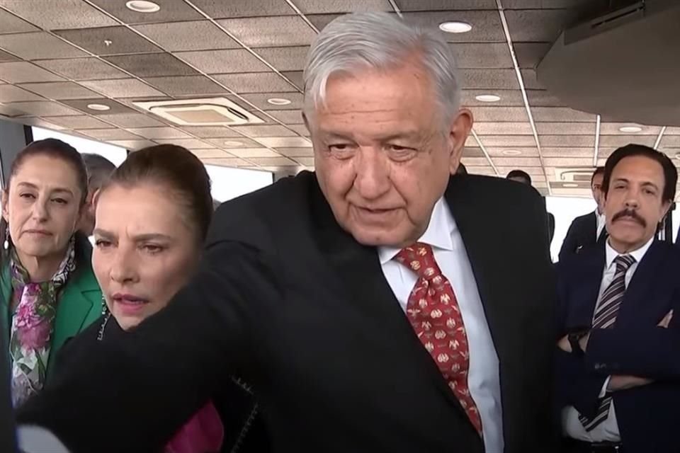 El Presidente Andrs Manuel Lpez Obrador en la torre del control.