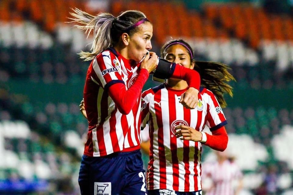 Alicia Cervantes festeja su gol.