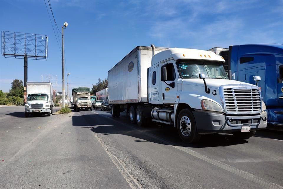Camiones de carga circulan en el Área Metropolitana de Guadalajara.
