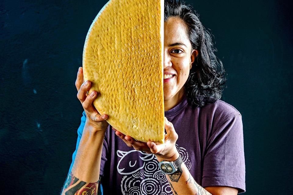 Defensora del producto artesanal, contadas son las mexicanas que conocen el mapa nacional de los quesos como la 'cheesemonger' Jessica Fernández.