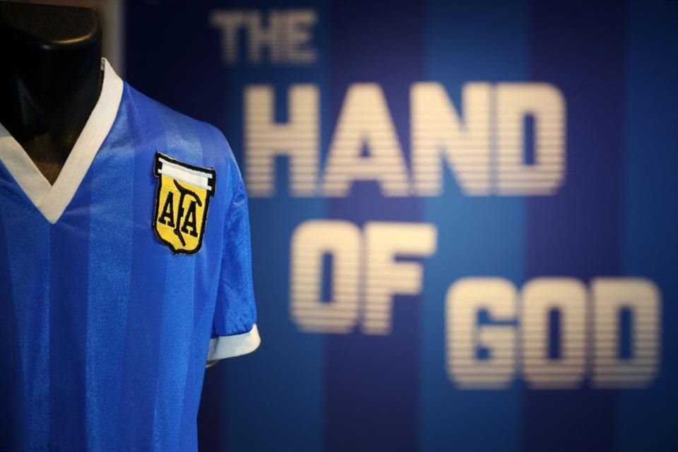 Con esta camiseta Diego Maradona marcó dos goles a Inglaterra en México 1986.