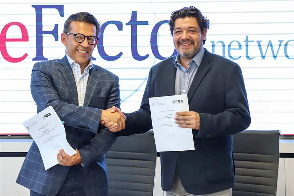 Jesús Alan Elizondo Flores, Director General de FIRA y Héctor de la Garza Ramos, Director de eFactor Network.