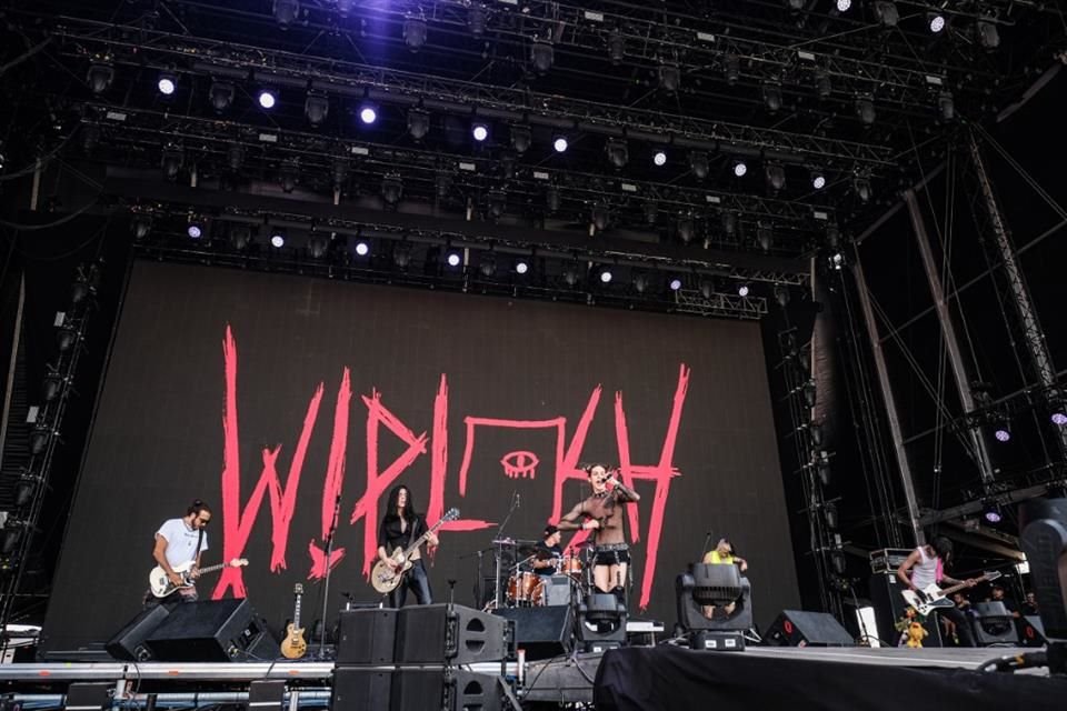 La banda de thrash metal y speed metal Whiplash se presentó en el Tecate Stage este viernes soleado.