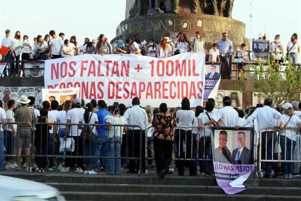 Familiares, alumnos y conocidos de Rafael Omar Verástegui protestaron en la Glorieta de Las y Los Desaparecidos.