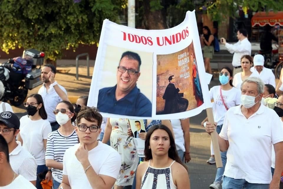 Familiares, alumnos y conocidos de Rafael Omar Verástegui protestaron en la Glorieta de Las y Los Desaparecidos.