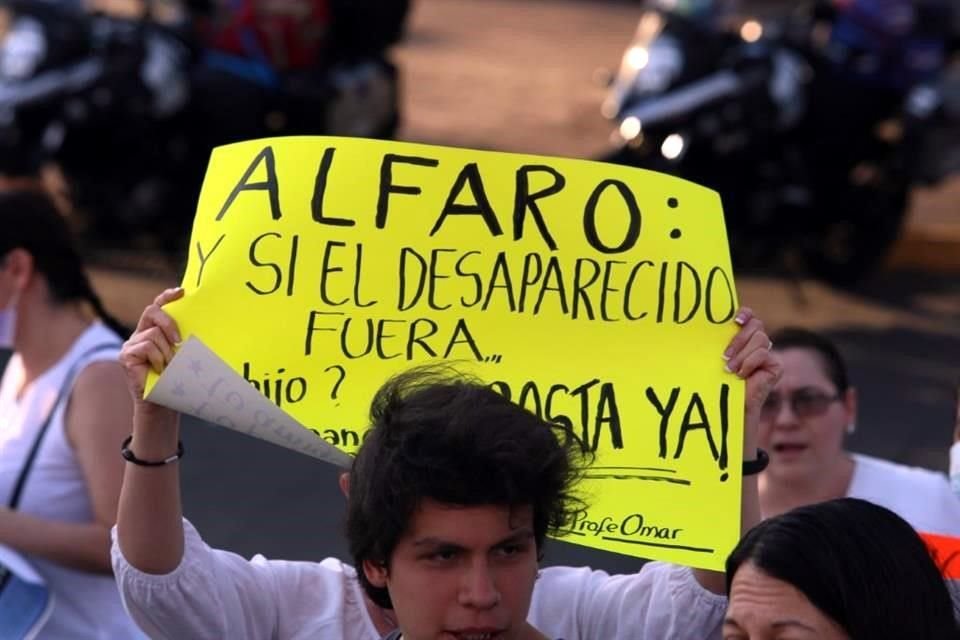 Con diferentes consignas escritas en cartulinas demandaron a la autoridad acciones ante la crisis de desaparecidos en Jalisco.