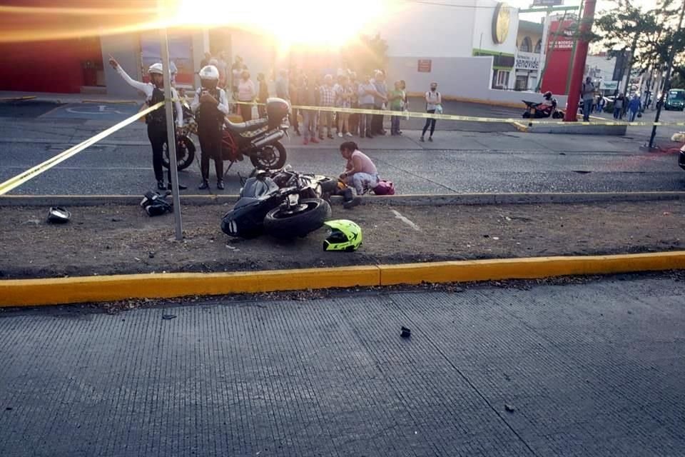 Un motociclista murió tras ser atropellado por el conductor de una camioneta que presuntamente se pasó el alto cerca de Tránsito.