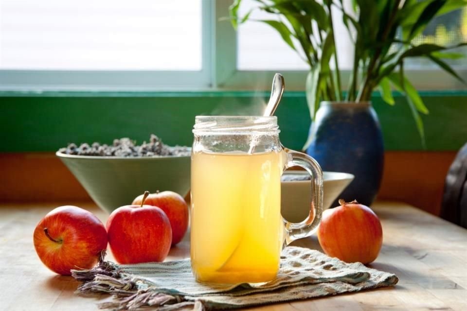 Incluir vinagre de manzana en tus platillos es una forma de sencilla y práctica de consumir fermentos.