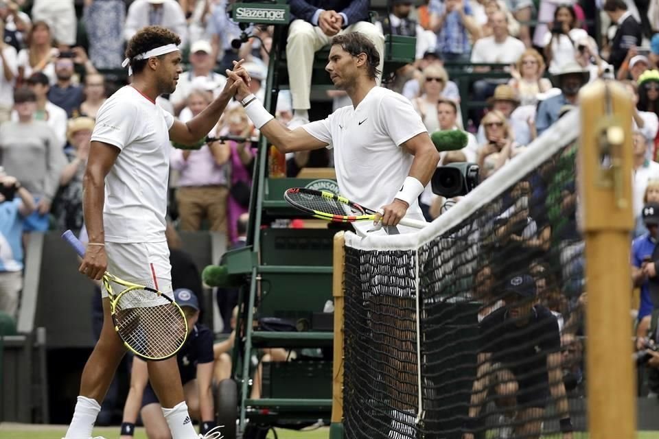 Jo-Wilfried Tsonga y Rafael Nadal, en Wimbledon 2019.
